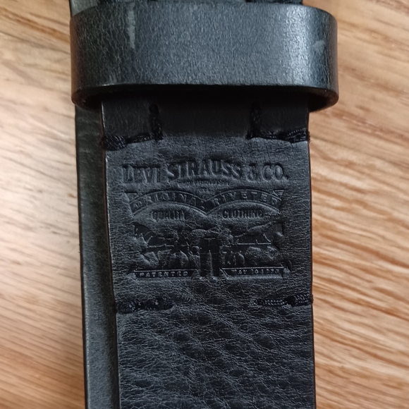 Levi's Black Leather Belt 1.5in wide Size 38.  Fits a women size L/XL - Picture 4 of 5